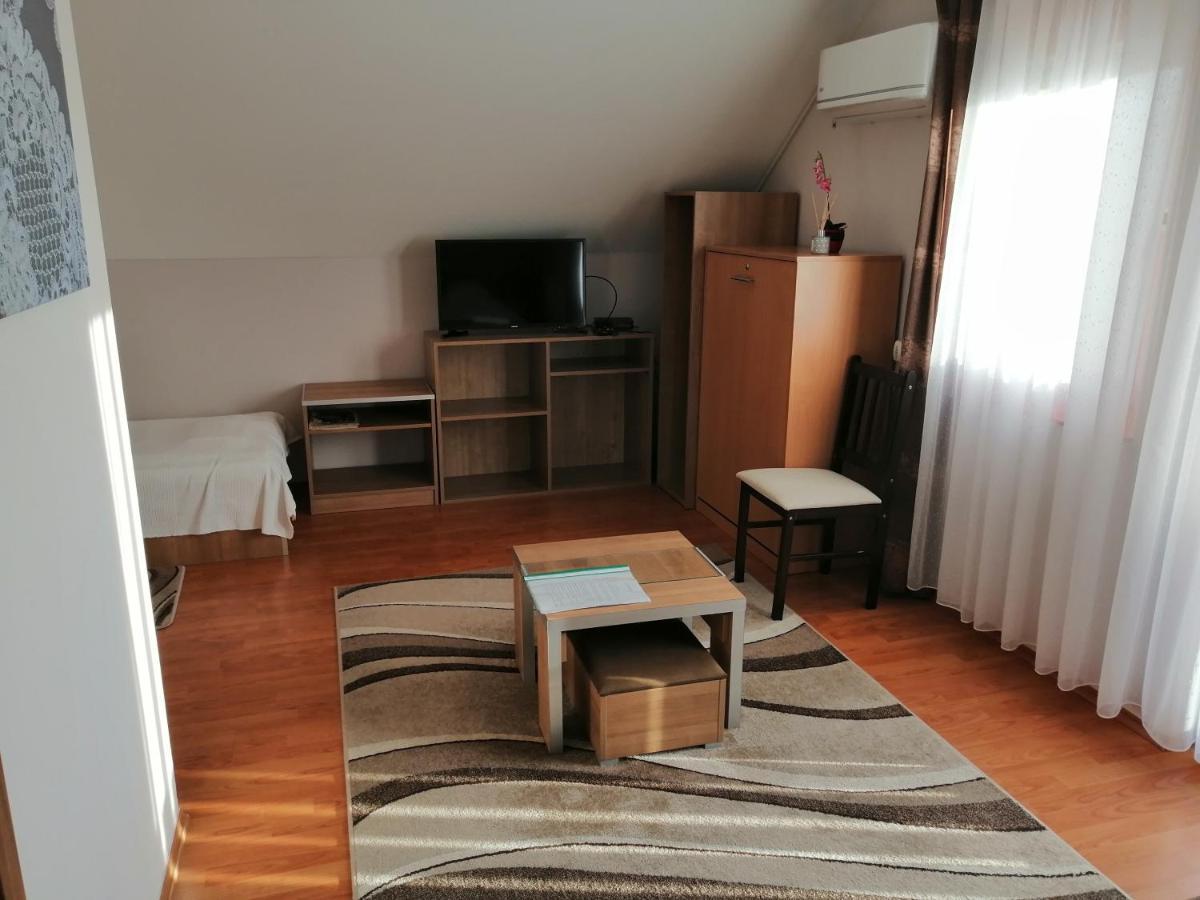 Csipkehaz Apartman Cserkeszőlő Εξωτερικό φωτογραφία