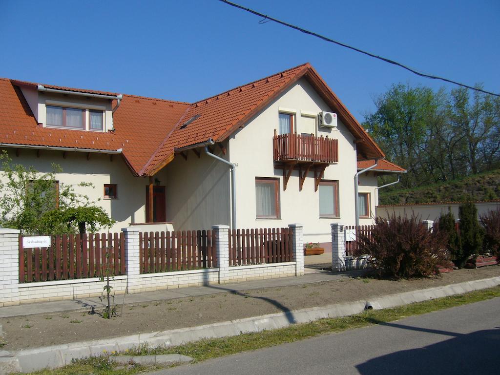 Csipkehaz Apartman Cserkeszőlő Εξωτερικό φωτογραφία